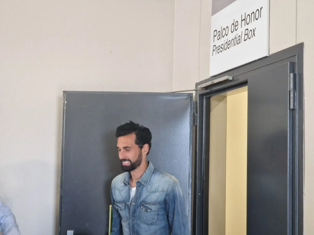El Real Madrid Activa La Operación Arbeloa Y Sentencia A Raúl 2 Álvaro Arbeloa Saliendo Del Palco Del Di Stéfano