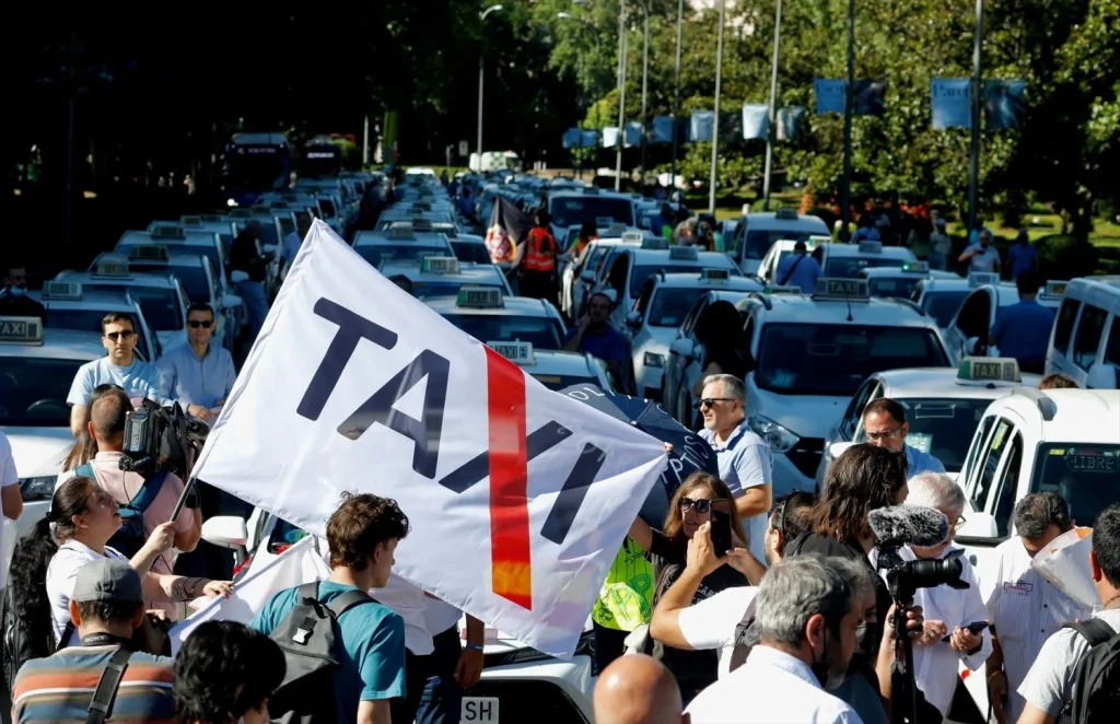 Taxistas De Madrid Se Enfrentan A Sus Compañeros Por La Huelga Anticabify: «Es Un Tiro En El Pie» 2 Multitud De Taxistas Se Oponen A La Manifestación De Madrid